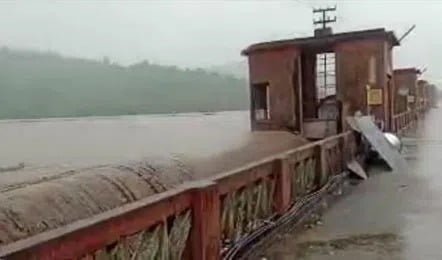 அணையை கடந்து வழியும் வெள்ளம் – அச்சத்தில் ஓட்டம் பிடித்த எம்எல்ஏ…