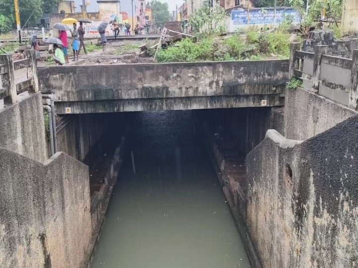 Villupuram News Traffic Disruption In Villupuram Railway Tunnel Due To Stagnant Rain Water – TNN | விழுப்புரம் ரயில்வே சுரங்கப்பாதையில் குளம்போல் தேங்கி நிற்கும் கழிவுநீருடன் கலந்த மழைநீர்