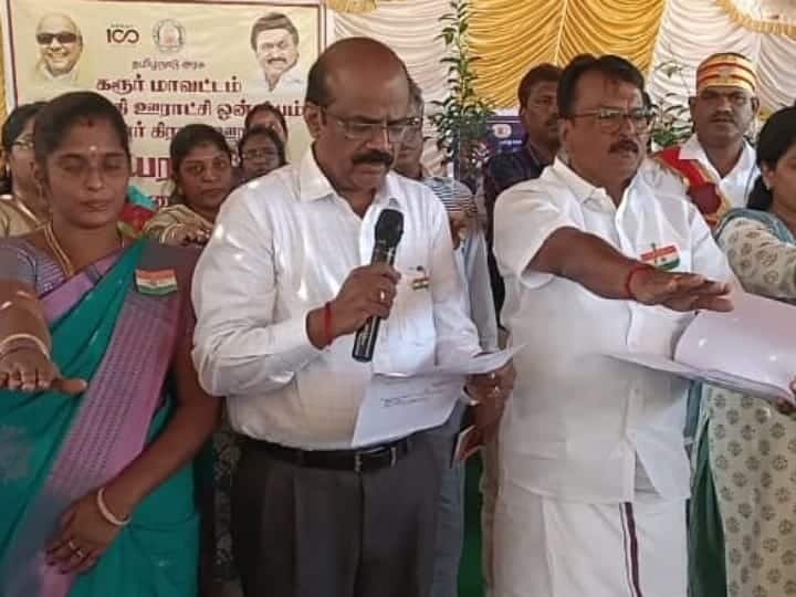 Gram Sabha Meeting: கிராம சபை கூட்டத்தில் தூய்மை பணியாளர்களின் சேவையை பாராட்டி கெளரவித்த கரூர் ஆட்சியர்