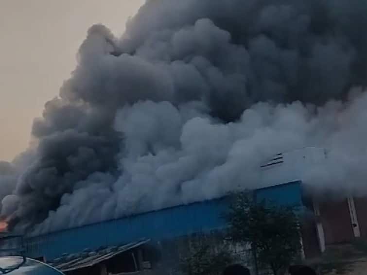 ஒசூர் பட்டாசு குடோனில் பயங்கர தீ விபத்து; விண்ணை சூழந்த கரும்புகை; போராடும் தீயணைப்பு வீரர்கள்