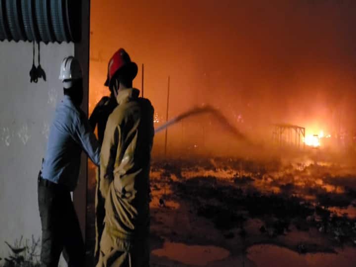 காஞ்சிபுரம் தொழிற்சாலையில் தீ விபத்து! பல மணி நேரம் போராடும் தீயணைப்புத் துறை!