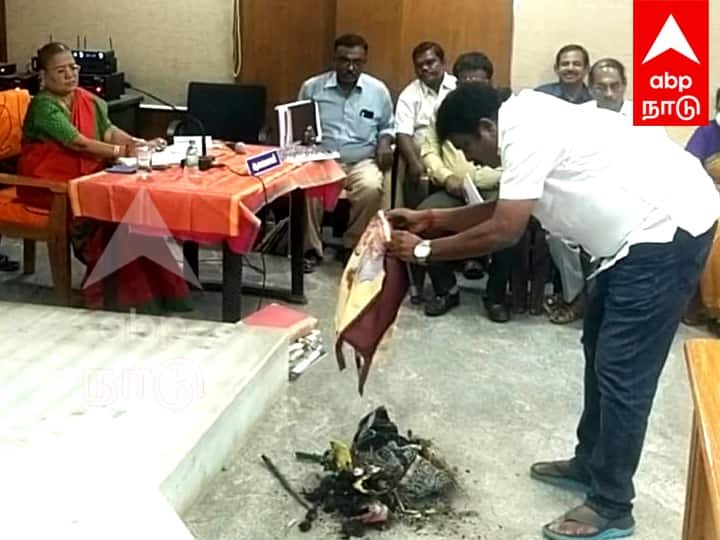 Villupuram : திண்டிவனம் நகராட்சி நகர மன்ற கூட்டத்தில் குப்பையை கொட்டிய திமுக கவுன்சிலர்…தீர்மான நகலை கிழித்து எதிர்ப்பு