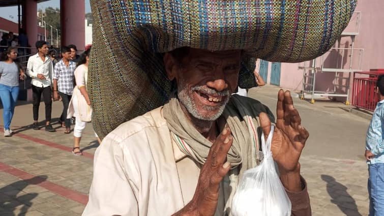 Elderly man denied entry to Bengaluru metro over dirty clothes netizens angry