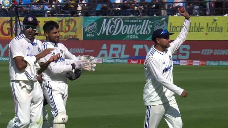 IND VS ENG 5th TEST 1st Innings Ashwin Clapping And Giving The Moment To Kuldeep To Cherish Forever For The Five-wicket Haul | IND VS ENG 1st Innings: ”நம்மை போல நெஞ்சம் கொண்ட அண்ணன் தம்பி யாரும் இல்லை” களத்தில் பாசத்தைப் பொழிந்த அஸ்வின்