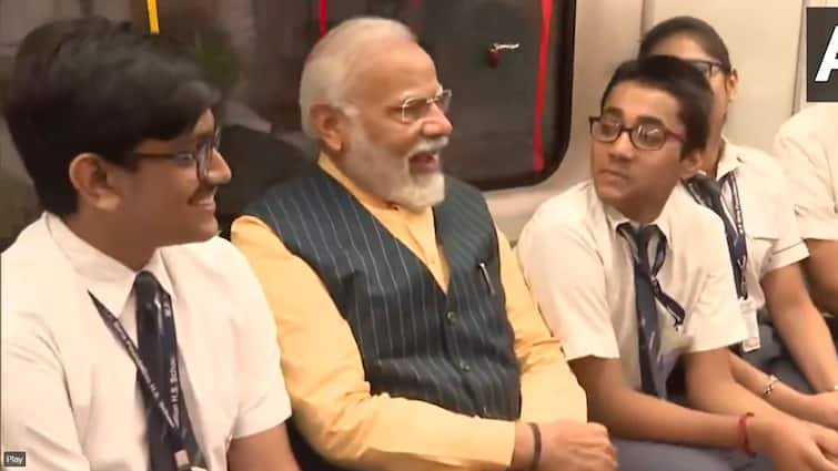 16.5 Km Stretch, 16 Mt Below River: Kolkata Set To Launch India’s First Underwater Metro today | Underwater Metro: ஆற்றுக்கு அடியில் 16மீட்டர் ஆழத்தில், 45 நொடிகள்