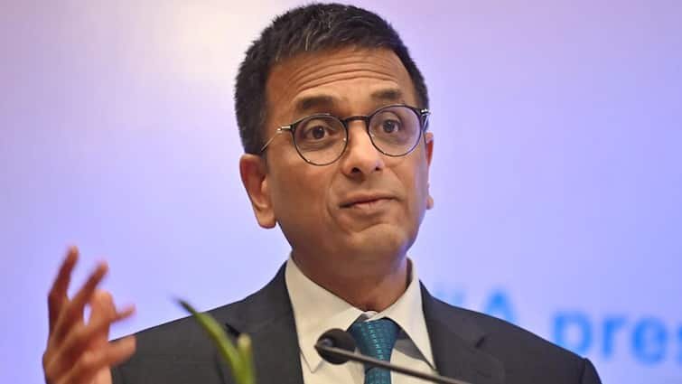 Chief Justice Chandrachud : "அரசியலமைப்புக்கு மட்டுமே விசுவாசமா இருக்கனும்" இந்திய தலைமை நீதிபதி சந்திரசூட் அட்வைஸ்!