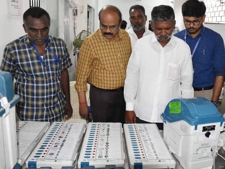 Lok Sabha Election 2024 Officials check that the electronic voting machine is working properly in Karur – TNN | மின்னணு வாக்குப்பதிவு இயந்திரம் சரியாக செயல்படுகிறதா