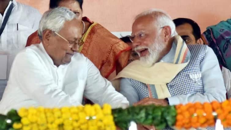 NitishKumar touching PM NarendraModi’s feet at Bihar rally TejashwiYadav says we felt very bad