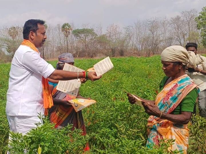 கரூர் பாஜக வேட்பாளர் செந்தில்நாதன் டிராக்டர் ஓட்டி விவசாயிகளிடம் வாக்கு சேகரிப்பு