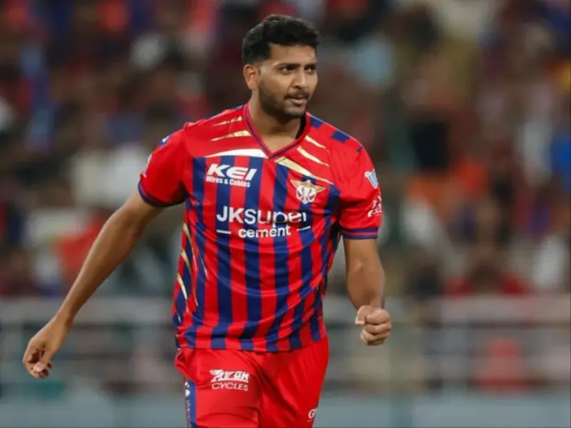 12 பந்துகளின் விவரங்களைப் பார்த்தால், அது 0, 0, 0, 0, 0, விக்கெட், 0, 0, 1, 0, 1, விக்கெட் என்பதாகவே உள்ளது. சூரியவன்ஷிக்கு எதிராக மொஹ்சின் கான் செலுத்திய முழுமையான ஆதிக்கத்திற்கு இதுவே சான்றாகும். இருவருக்கும் இடையிலான இந்த மோதலில் மற்றொரு முரண்பாடும் உள்ளது. லக்னோவுக்கு எதிரான கடந்த போட்டியில், வைபவ் சூர்யவன்ஷி 10 சிக்ஸர்களின் உதவியுடன் 93 ரன்கள் குவித்து களத்தில் பரபரப்பை ஏற்படுத்தியிருந்தார். லக்னோ அணியின் பந்துவீச்சு வரிசையை முழுவதுமாகச் சிதைத்த வைபவ், மொஹ்சின் கானின் பந்துவீச்சில் மட்டுமே சிங்கிள் எடுத்தார்.