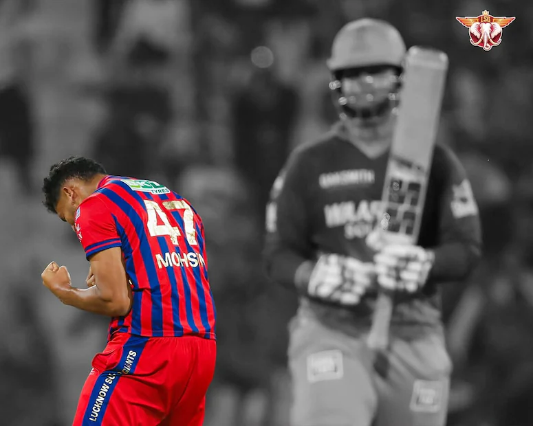 அனைத்து பந்துவீச்சாளர்களும் ரன்களை வாரி வழங்கிய நிலையில், உத்தரபிரதேசத்தைச் சேர்ந்த இடதுகை வேகப்பந்துவீச்சாளர் மொஹ்சின் கான் மட்டுமே சூர்யவன்ஷிக்கு சிம்மசொப்பனமாக விளங்கினார். இந்த சீசனில் சூர்யவன்ஷிக்கு எதிராக ஒரு ‘மெய்டன் ஓவர்’ வீசியதோடு, அந்த ஓவரின் கடைசி பந்தில் அவரை அவுட்டும் செய்தார். சூர்யவன்ஷிக்கு எதிராக 12 பந்துகள் வீசி, வெறும் 2 ரன்கள் மட்டுமே தந்து, 2 விக்கெட்டுகளை வீழ்த்தி, 16 ஸ்டிரைக் ரேட்டில் அவரை கட்டுப்படுத்திய ஒரே பந்துவீச்சாளர் மொஹ்சின் கான் தான். இவரைத் தவிர தீபக் சாஹர், வருண் சக்கரவர்த்தி, மாதவ் திவாரி ஆகியோர் மிகக் குறைந்த பந்துகளிலேயே சூர்யவன்ஷி விக்கெட்டை வீழ்த்தி தப்பினர்.