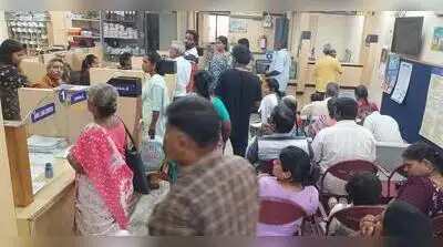 சென்னையில் ஞாயிற்றுக்கிழமை வங்கிகளில் வாடிக்கையாளர்கள் குவிந்தனர்