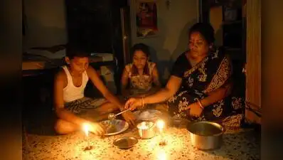 இரவு பகல் பாராமல், முடிவில்லாத மின்வெட்டுகளால் சென்னை நகரம் தத்தளிக்கிறது