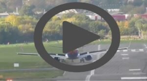 தரையிறங்கும்போது ஓடுபாதையை விட்டு விலகிய Jet2 விமானம்! பரபரப்பு காட்சி | ACTPnews.com